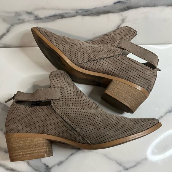 DV by Dolce Vita | Women's Taupe Perforated Back Zip Side Buckle Booties Sz 9.5 - Picture 6 of 8